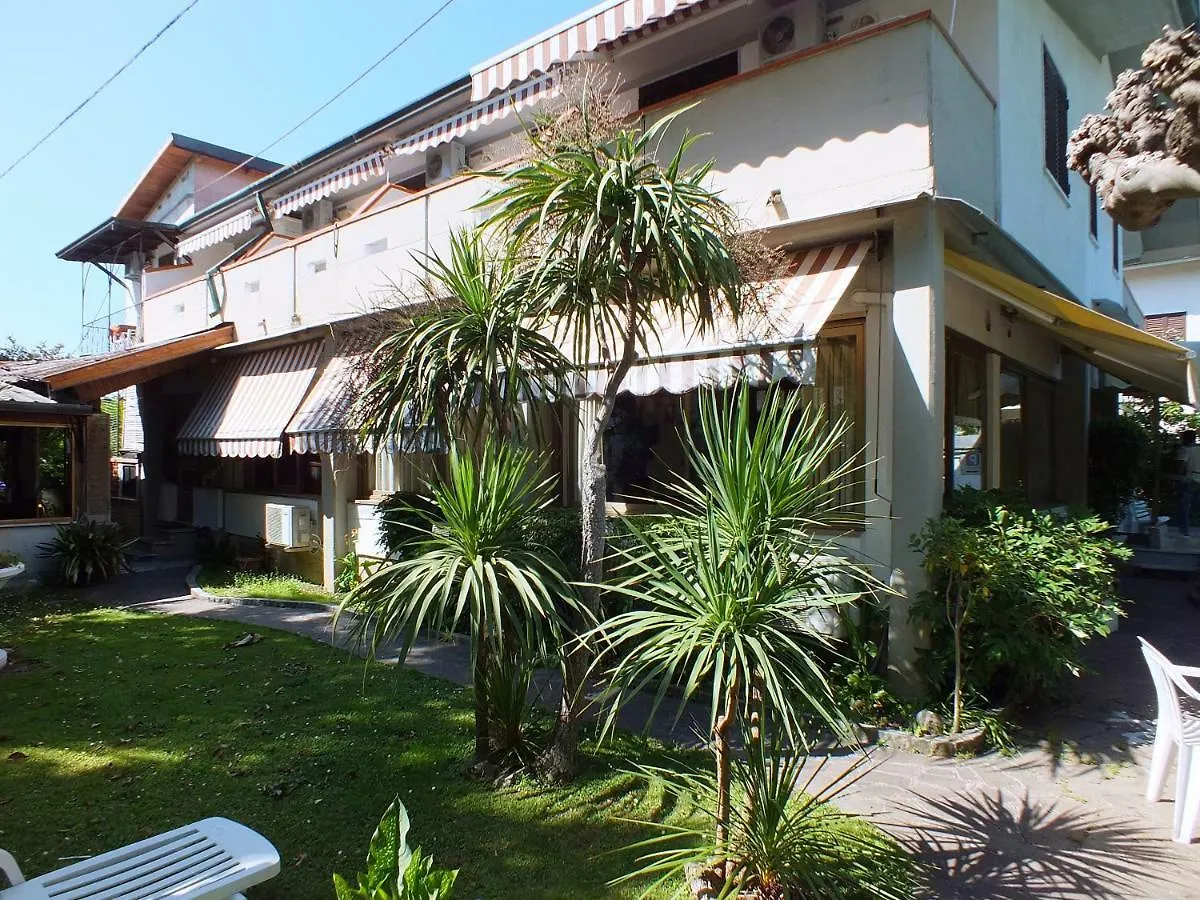 Hotel Villa Claudio Marina di Massa 2*,